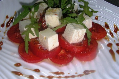 Фото к рецепту: Салат из томатов с брынзой