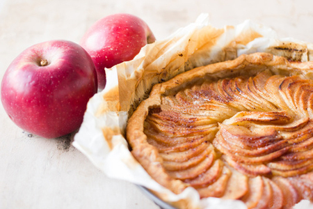 Фото к рецепту: Яблочный тарт с карамельным кремом и корицей
