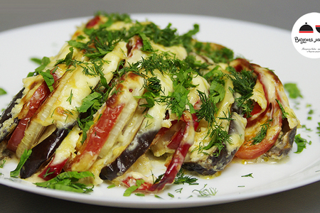 Фото к рецепту: Баклажаны с овощами под сметанным соусом