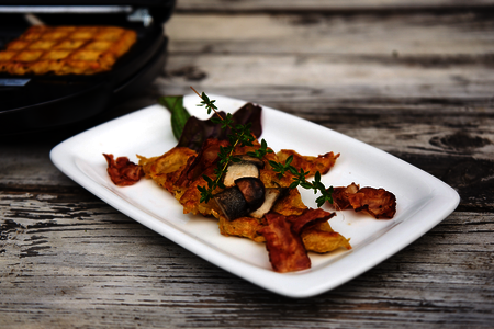 Фото к рецепту: Картофельные вафли или драники с хрустящим беконом и лесными грибами
