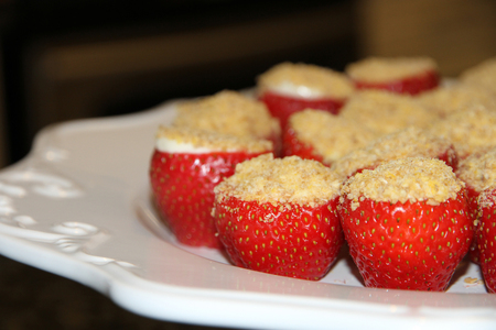 Фото к рецепту: Чизкейк в клубнике. cheesecake stuffed strawberries