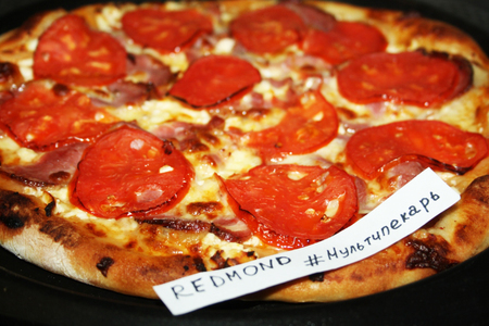 Фото к рецепту: Пицца с помидорами и шинкой "мультипекарь"