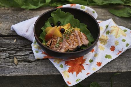 Фото к рецепту: Маринованная утка гриль с сальсой из печенного нектарина 