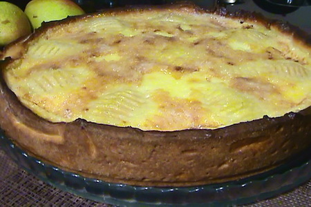 Фото к рецепту: Грушевый пирог со сметанной заливкой