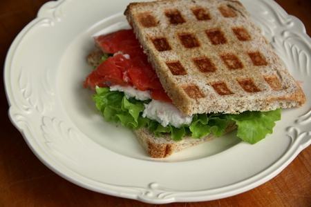 Фото к рецепту: Сандвич с семгой и домашним cream cheese