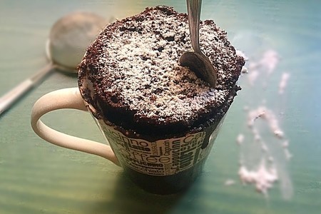 Фото к рецепту: Шоколадный кекс в чашке за 3 минуты