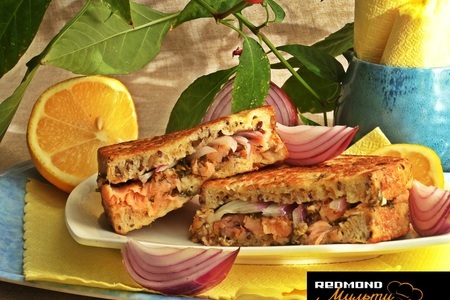 Фото к рецепту: Горячий сэндвич с лососем