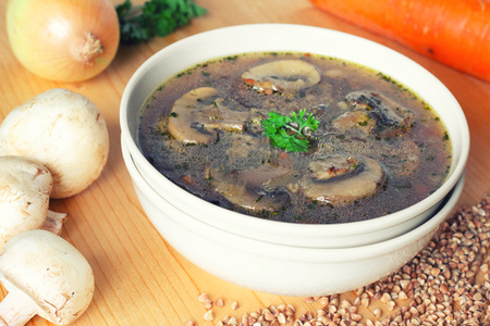 Фото к рецепту: Гречневый суп с шампиньонами и фрикадельками