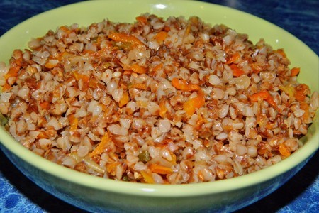 Фото к рецепту: Каша гречневая с луком и морковью.
