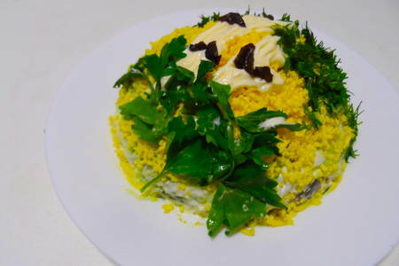 Фото к рецепту: Вкусный салат "березка" с черносливом