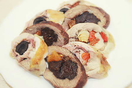 Фото к рецепту: Рулетики мясные с разной начинкой - холодные закуски на праздничный стол