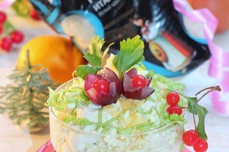 Фото к рецепту: Куриный салат с сельдереем, рисом и фруктами