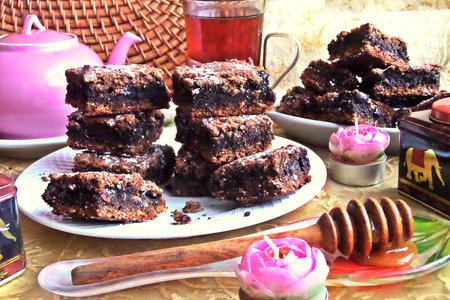 Фото к рецепту: Овсяные пирожные с шоколадной прослойкой