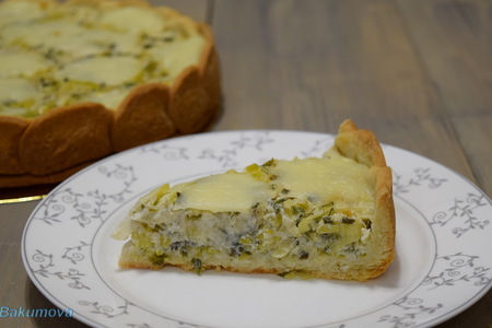 Фото к рецепту: Луковый пирог с моцареллой и зеленью. 