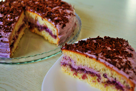 Фото к рецепту: Очень вкусный и нежный бисквитный торт с черникой