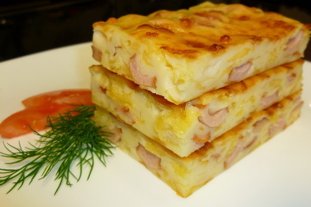 Фото к рецепту: Пирог с сосисками и сыром (быстро и вкусно)