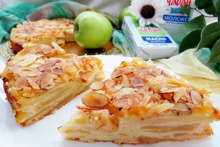 Фото к рецепту: Яблочный пирог с миндальной корочкой