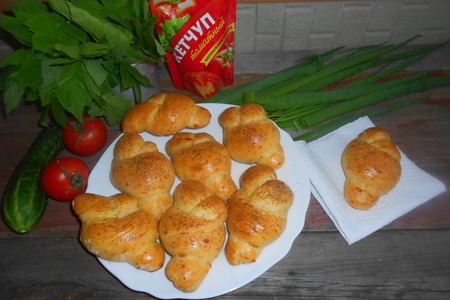 Фото к рецепту: Чесночно-томатные булочки с сыром