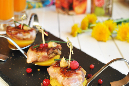 Фото к рецепту: Утиная печень-гриль в горчичном маринаде с беконом и персиком «в джазе только девушки»