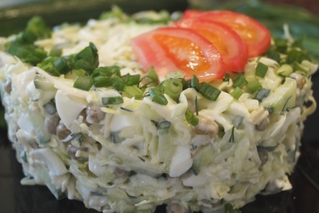 Фото к рецепту: Салат с капустой, яйцом и зеленым горошком. быстро, просто и доступно! 
