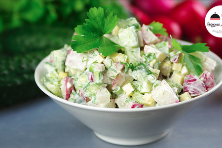 Фото к рецепту: Вкусный легкий весенний салатик из редиса и огурцов