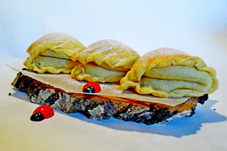 Фото к рецепту: Воздушные плюшки с белковым кремом и орехом.