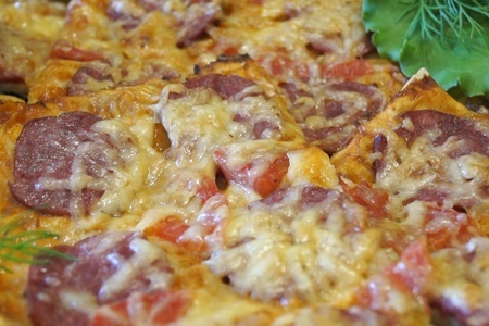 Фото к рецепту: Вкуснейшая пицца за 20 минут вместе с выпечкой. никакой возни с тестом и чистая кухня!