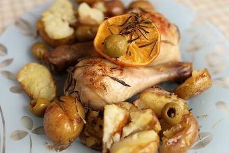 Фото к рецепту: Средиземноморская курица, запеченная с картофелем