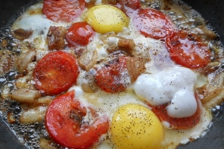 Фото к рецепту: Яичница на сале с помидорами.