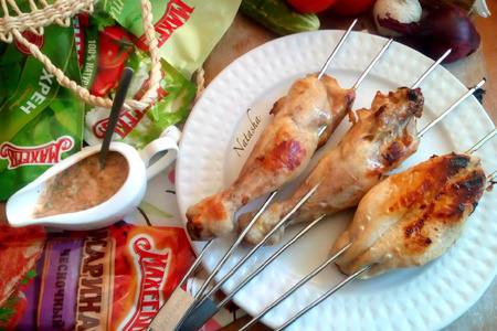 Фото к рецепту: Лучший рецепт курицы-гриль в домашних условиях с маринадом махеевъ и соусом с майонезом, кетчупом и хреном  махеевъ