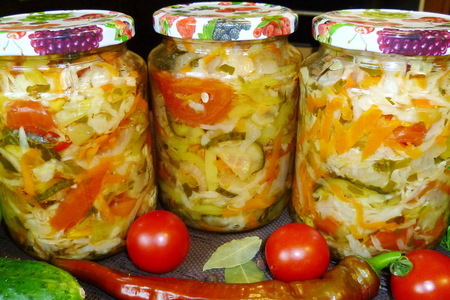 Фото к рецепту: Овощной салат на зиму "кубанский" -готовится из самых доступных сезонных овощей.