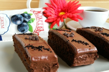 Фото к рецепту: Лучшее шоколадное пирожное с черничным джемом "махеевъ".