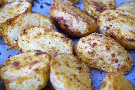 Фото к рецепту: Молодая картошка с хрустящей корочкой в духовке