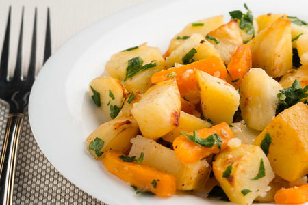 Фото к рецепту: Картошка в духовке, запеченная в рукаве - вкусная альтернарива жареной картошке
