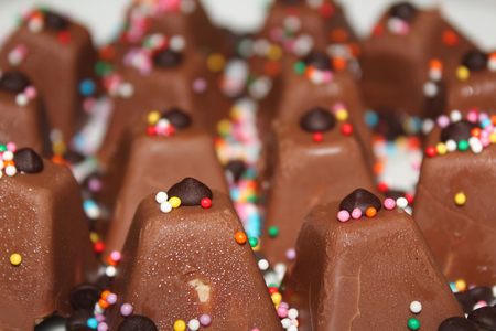 Фото к рецепту: Шоколадные конфеты с любимой начинкой
