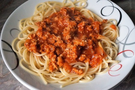 Фото к рецепту: Спагетти болоньезе, легко и быстро!