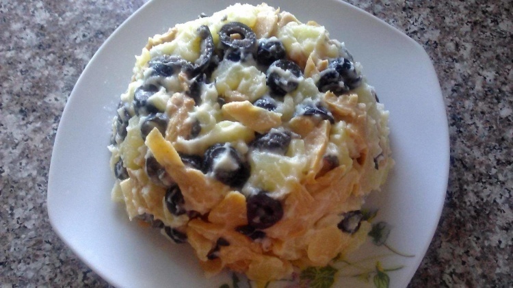Вкусный салат с грибов,маслин и картошки