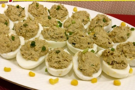 Фото к рецепту: Фаршированные яйца со шпротами! вкусная и простая закуска