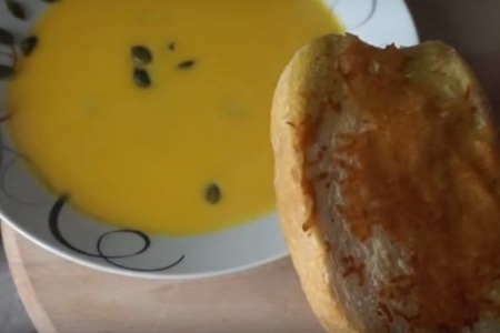 Фото к рецепту: Тыквенный суп-пюре с сырными гренками