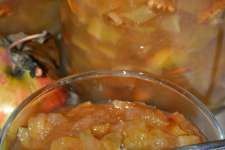 Фото к рецепту: Яблочное варенье с грецкими орехами