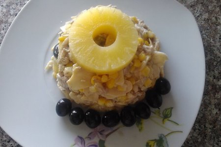 Фото к рецепту: Салат на праздник.салат с ананасом и курицей