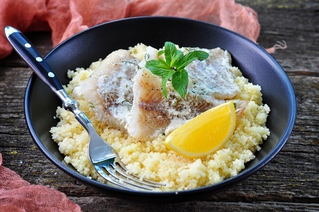 Фото к рецепту: Тушеная рыба в сливках и пряный кус-кус