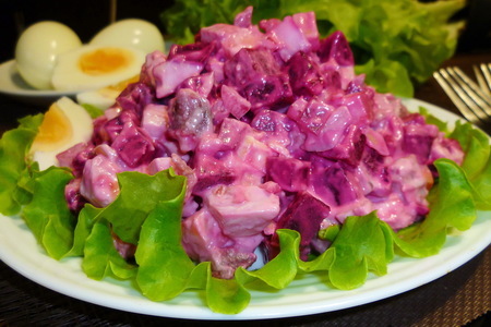 Фото к рецепту: Салат со свеклой, сыром и селедкой