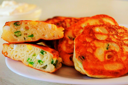 Фото к рецепту: Ленивые пирожки или оладьи с зеленым луком и яйцом