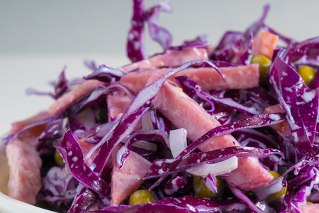 Фото к рецепту: Салат коза-дереза с колбасой за 5 минут. быстрый салат из краснокачанной капусты