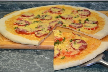 Фото к рецепту: Домашняя пицца в духовке – не хуже чем в пиццерии!