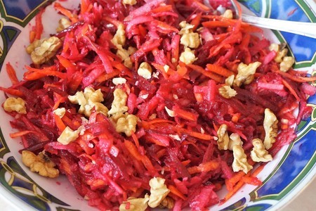 Фото к рецепту: Салат "полезный" из свеклы, яблока и моркови