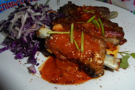 Фото к рецепту: Запеченные свиные ребрышки с томатно-сливочным соусом и салатом из краснокочанной капусты с топинамбуром