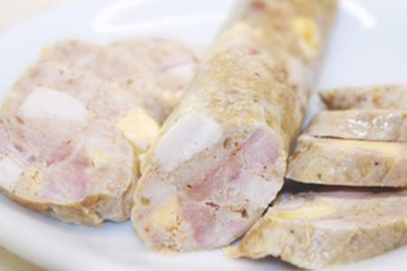 Фото к рецепту: Домашняя колбаса из курицы и свинины с сыром