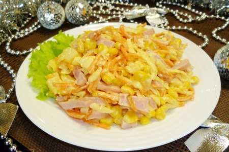 Фото к рецепту: Салат с ветчиной, кукурузой и ананасами